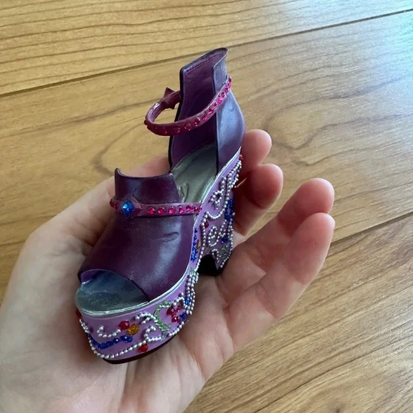 Vintage Just The Right Shoe Collection: Festive - Picture 9 of 10